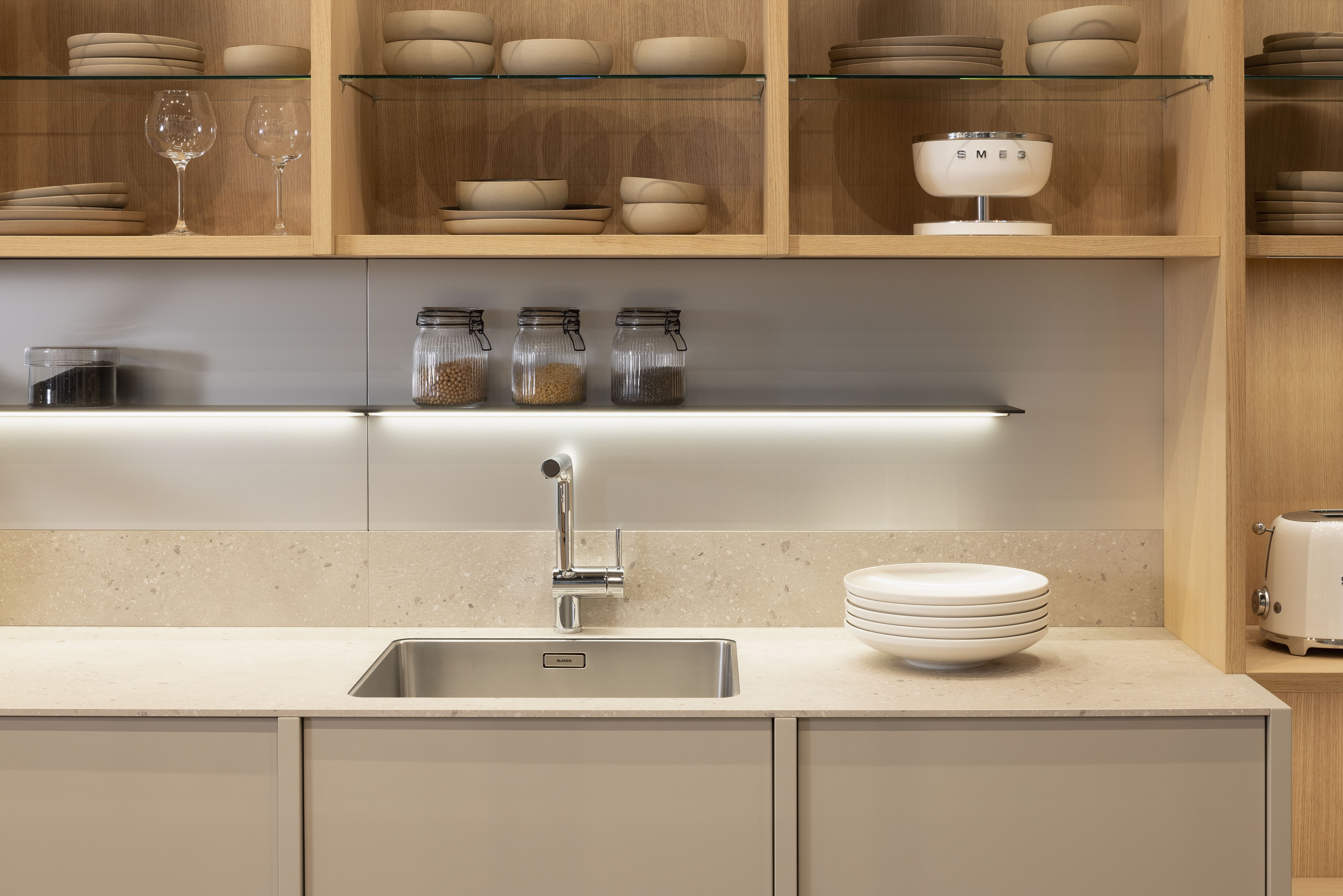 Leicht helles Dekor und Holzdekor - Küchenzeile und offenen Regale