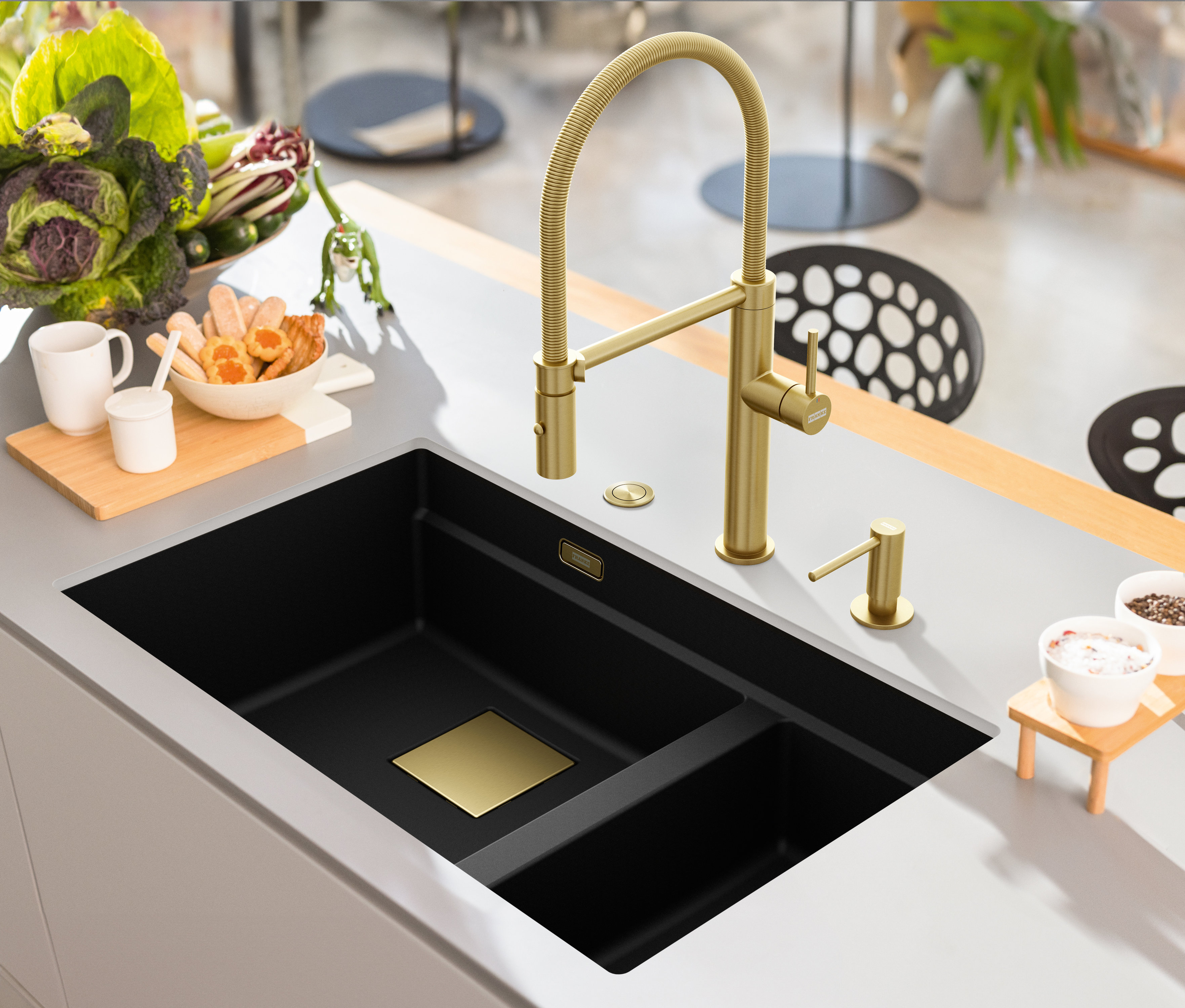 Franke Pescara Armatur Schlauchbrause gold Seifenspender schwarzes Spülbecken