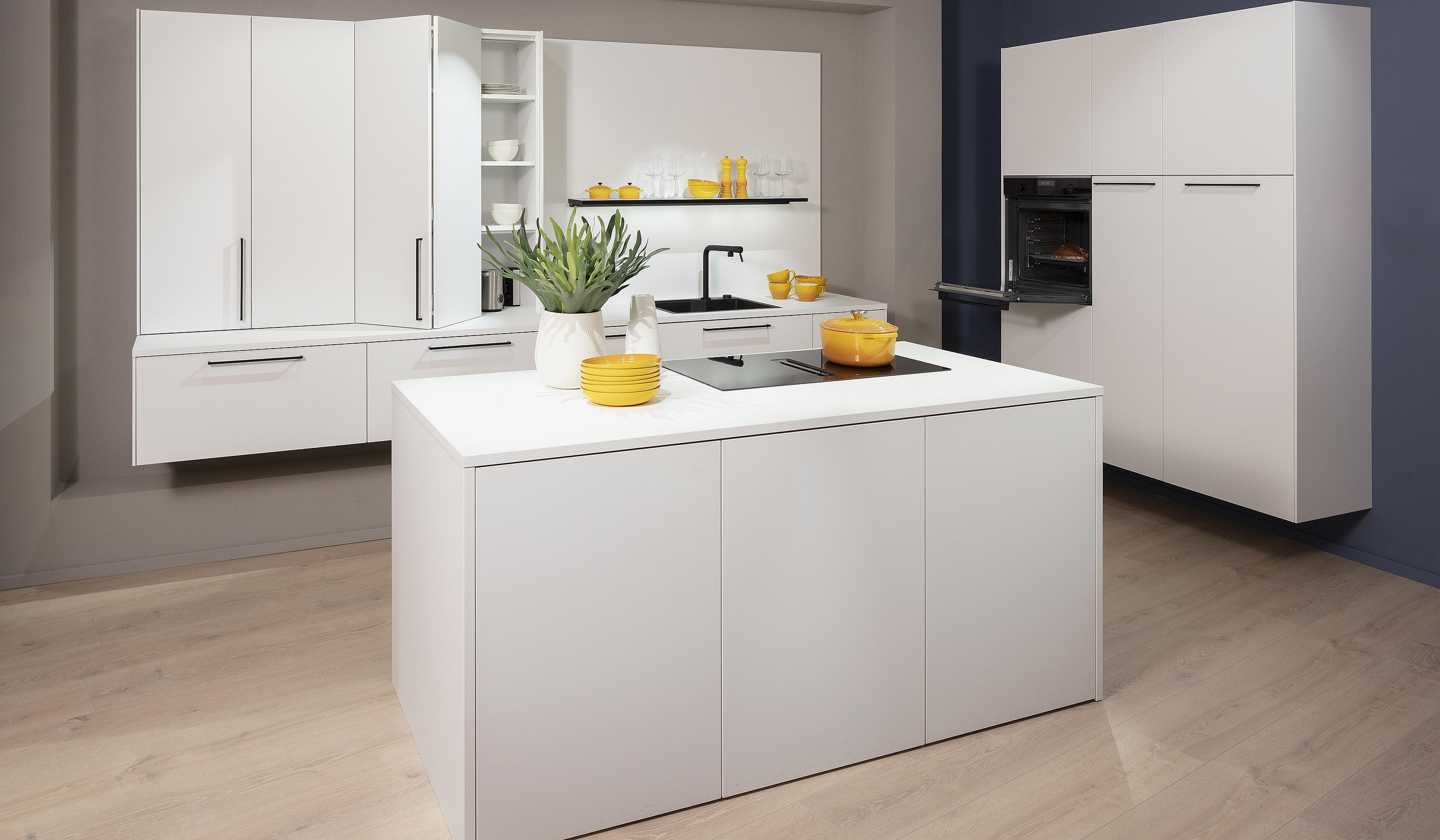 Schwebend montierte Küchenschränke Inselküche Häcker